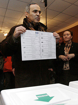Garry en la urna para votar