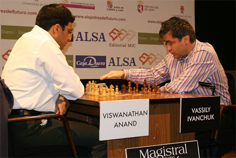 Anand (kiri) - Ivanchuk (kanan)