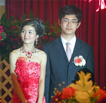The bride and groom in a presentday Chinese wedding ceremony