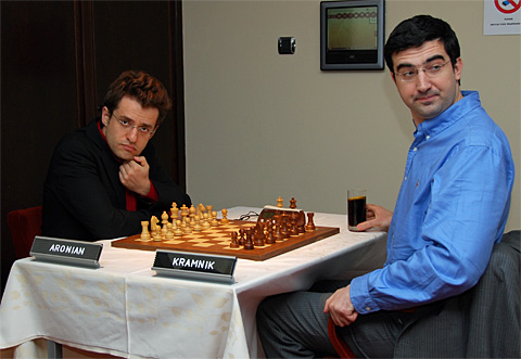 http://www.chessbase.com/news/2010/amber/round07-04.jpg