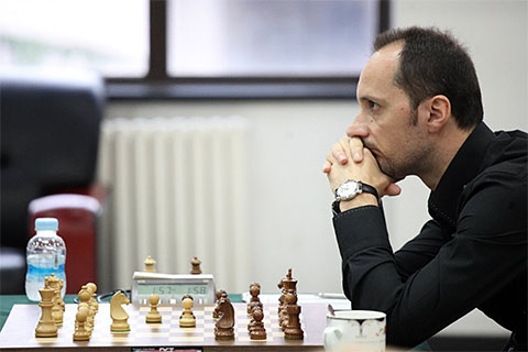 http://www.chessbase.com/Portals/4/files/news/2013/beijing/topalov1001.jpg