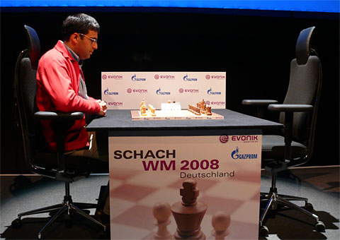 Anand checking out the board view. Photo © Frederic Friedel, ChessBase.