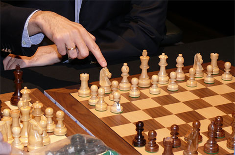 Both players decide on a particular set. Photo © Frederic Friedel, ChessBase.