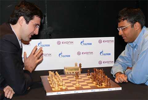 Both players play and mock game 1.g4!? b5!? 1/2-1/2. Photo © Frederic Friedel, ChessBase.