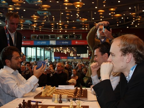 Lev Aronian checking the report before his game with Loek van Wely. Photo by ChessBase.