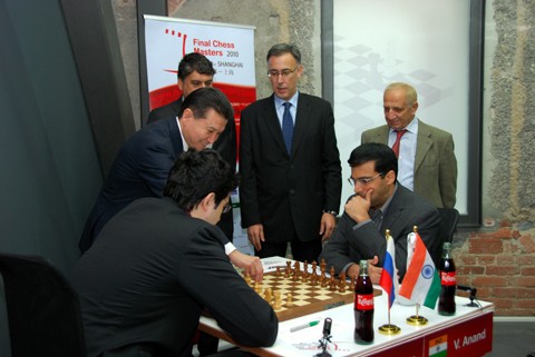 FIDE President Kirsan Ilyumzhinov makes the ceremonial first-move. Photo by  Nadja Wittmann.