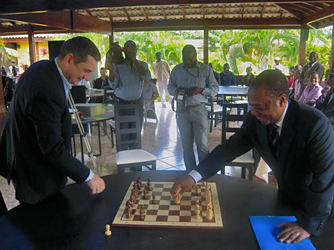 Ceremonial game between top-seed GM Viktor Bologan and The game between Dr. Jaime Aguinaldo, President of Angolan Chess Federation. Photo by Alina L'Ami.